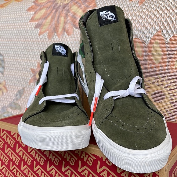Vans Men’s Sk8-Hi
Camo Olive/White
VN0005U933
Sneakers - Picture 7 of 16